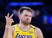 爱游戏体育-关于东契奇连续十二场比赛得分超过大胜，加拿大队挑战极限！的信息