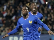 爱游戏- 斯图加特训练开放日，冲刺阶段主帅复盘引欢呼，法甲在即，医务组通报恢复